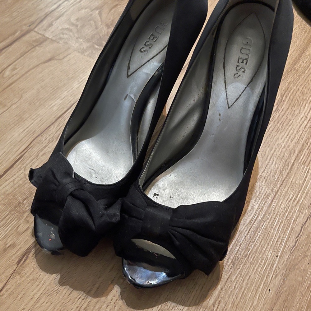 Guess Black bow pumped USED CONDITION